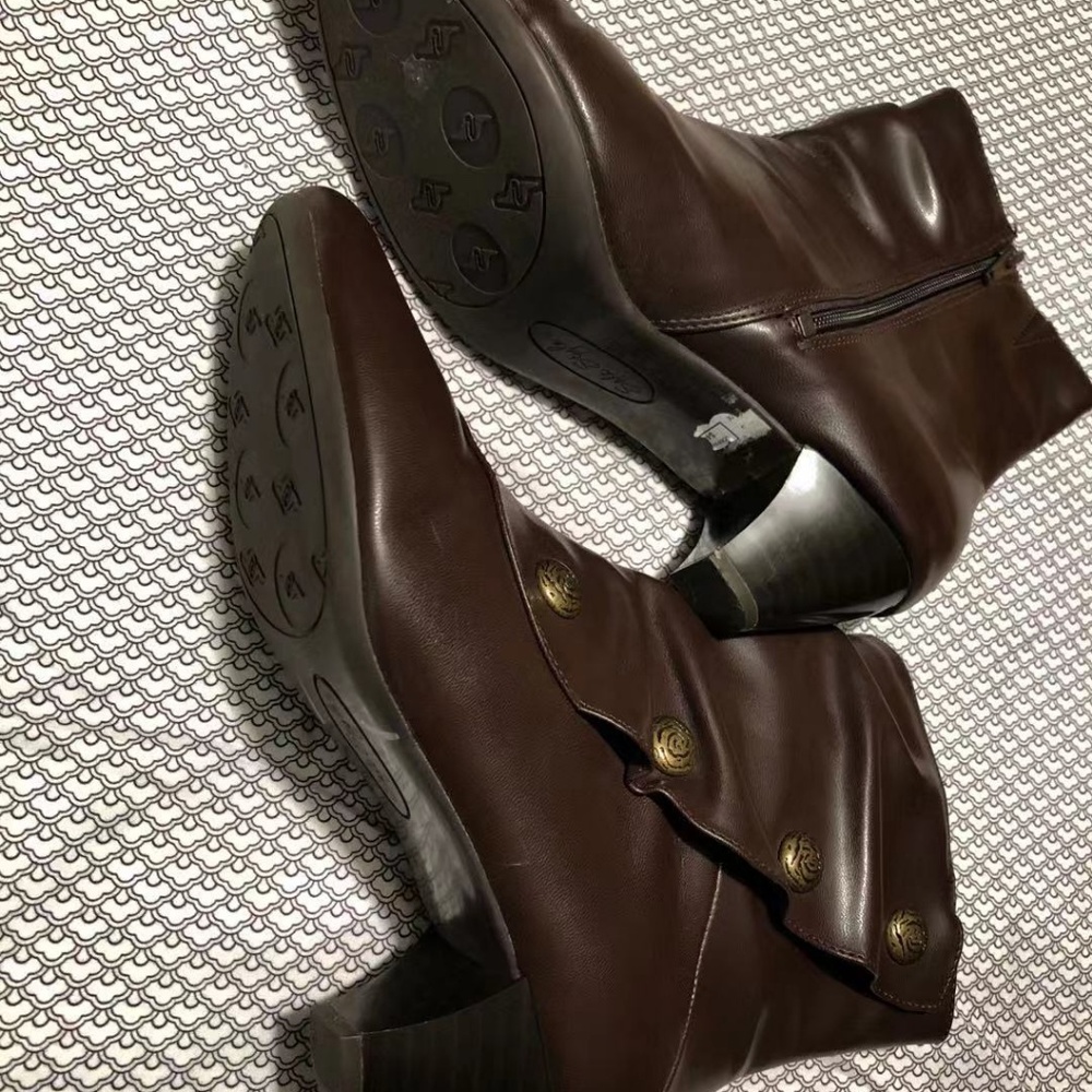 Shoes - Picture 2 of 5